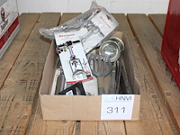Horeca gereedschappen in doos w.o. soeplepels, kurkentrekkers en bbq tangen. - afbeelding 1 van  2