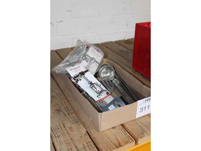 Horeca gereedschappen in doos w.o. soeplepels, kurkentrekkers en bbq tangen. - afbeelding 2 van  2