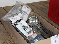 Horeca gereedschappen in doos w.o. soeplepels, kurkentrekkers en bbq tangen. - afbeelding 2 van  2