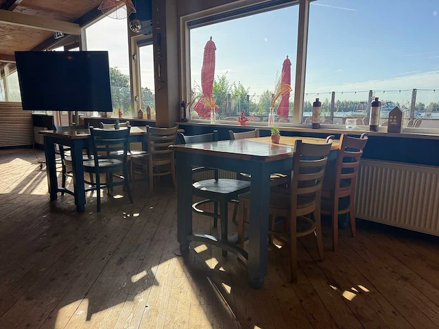 Horeca meubilair 10 tafels, 44 stoelen - afbeelding 2 van  6