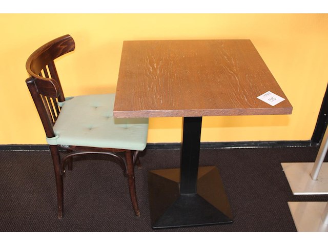Horeca tafel met 2 horeca stoelen. afmeting 60 x 60 x 73 cm. - afbeelding 1 van  3