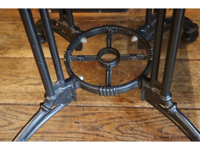 Horeca tafel met gietijzeren onderstel - afbeelding 4 van  4