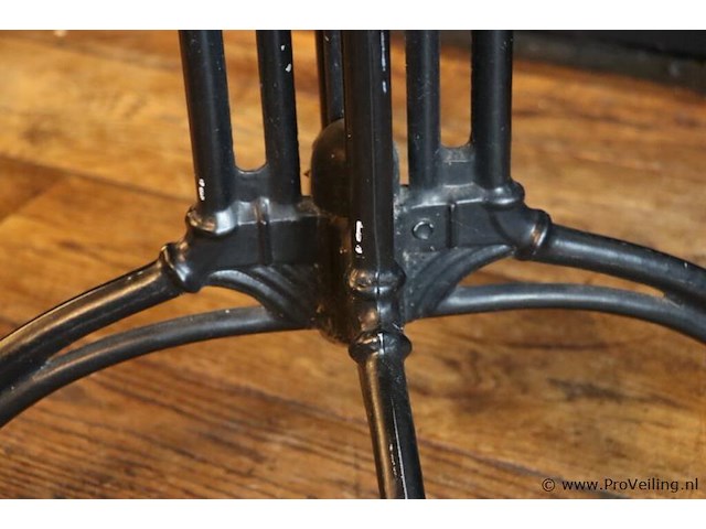 Horeca tafel met gietijzeren onderstel - afbeelding 4 van  4