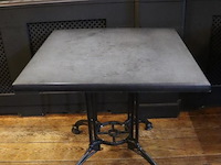 Horeca tafel met gietijzeren onderstel