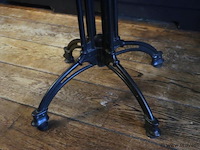 Horeca tafel met gietijzeren onderstel - afbeelding 4 van  5