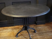 Horeca tafel met gietijzeren onderstel