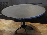 Horeca tafel met gietijzeren onderstel