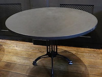 Horeca tafel met gietijzeren onderstel