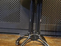 Horeca tafel met gietijzeren onderstel - afbeelding 3 van  4