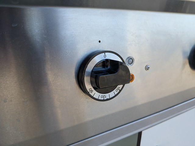 Horeca werkbank met geïntegreerde friteuse en kookplaat, hakvoort - afbeelding 3 van  18