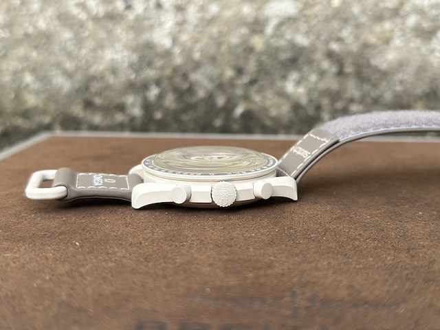 Horloge omega, speedmaster, beige, 2024 - afbeelding 2 van  8