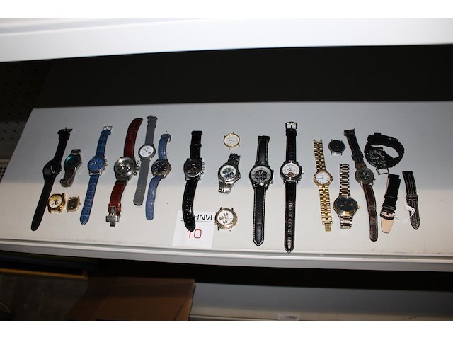 Horloges en horloge onderdelen in diverse merken, maten en uitvoeringen. totaal 18 uurwerken. - afbeelding 1 van  5