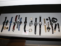 Horloges en horloge onderdelen in diverse merken, maten en uitvoeringen. totaal 18 uurwerken.