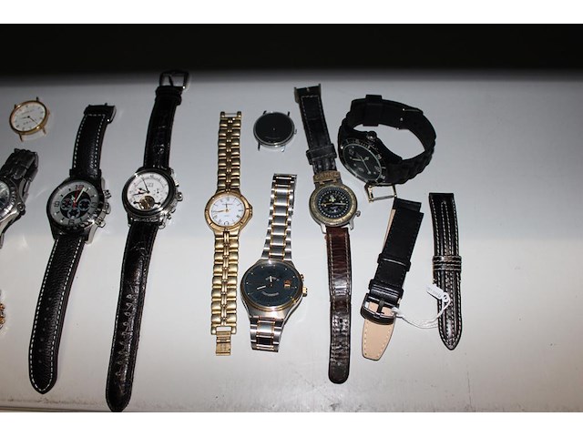 Horloges en horloge onderdelen in diverse merken, maten en uitvoeringen. totaal 18 uurwerken. - afbeelding 2 van  5