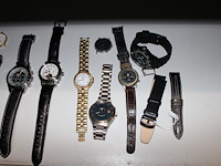 Horloges en horloge onderdelen in diverse merken, maten en uitvoeringen. totaal 18 uurwerken. - afbeelding 2 van  5