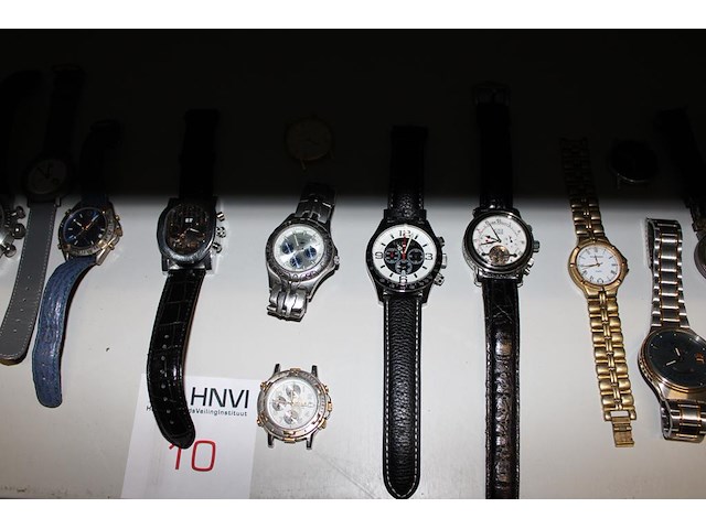 Horloges en horloge onderdelen in diverse merken, maten en uitvoeringen. totaal 18 uurwerken. - afbeelding 3 van  5