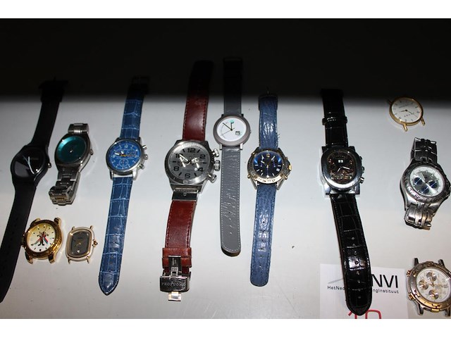 Horloges en horloge onderdelen in diverse merken, maten en uitvoeringen. totaal 18 uurwerken. - afbeelding 4 van  5