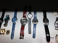 Horloges en horloge onderdelen in diverse merken, maten en uitvoeringen. totaal 18 uurwerken. - afbeelding 4 van  5