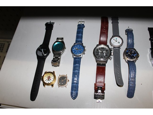 Horloges en horloge onderdelen in diverse merken, maten en uitvoeringen. totaal 18 uurwerken. - afbeelding 5 van  5