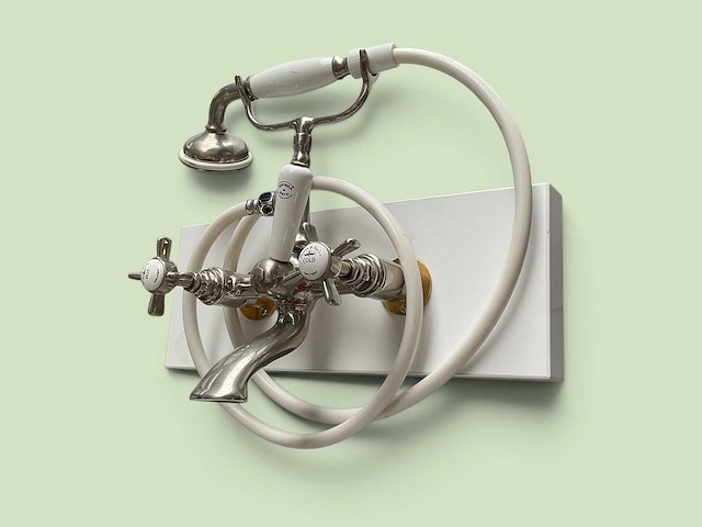 Horton & studley klassieke badkraan muurmodel met handdouche en kruisgrepen - afbeelding 2 van  3