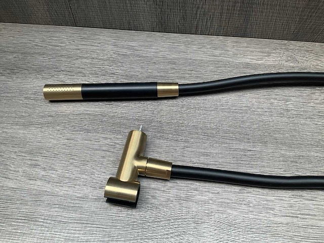 Hotbath cobber staaf handdouche met wanduitlaat en doucheslang geborsteld messing pvd mat zwart - afbeelding 2 van  7