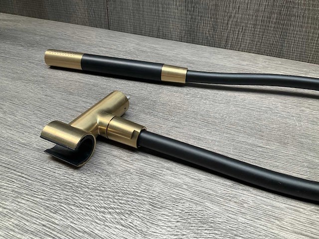 Hotbath cobber staaf handdouche met wanduitlaat en doucheslang geborsteld messing pvd mat zwart - afbeelding 6 van  7
