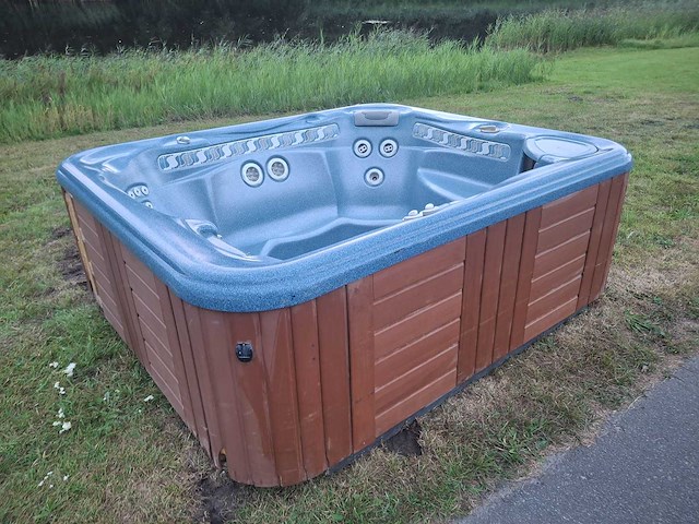 Hotspring 5 persoons jacuzzi en buitenspa - afbeelding 1 van  18