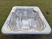 Hotspring 5 persoons jacuzzi en buitenspa