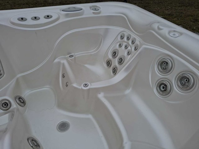Hotspring 5 persoons jacuzzi en buitenspa - afbeelding 13 van  27