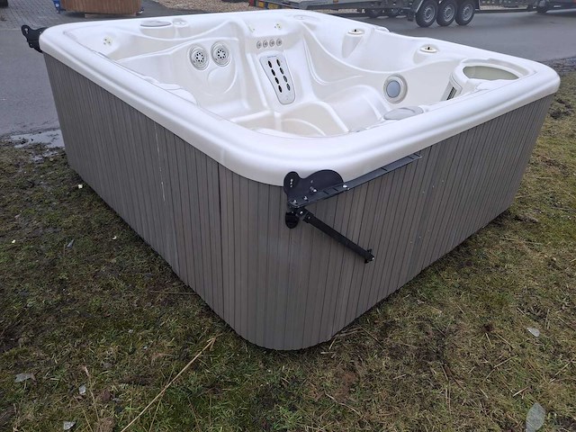 Hotspring 5 persoons jacuzzi en buitenspa - afbeelding 24 van  27
