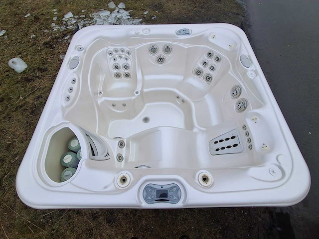 Hotspring 5 persoons jacuzzi en buitenspa - afbeelding 1 van  27