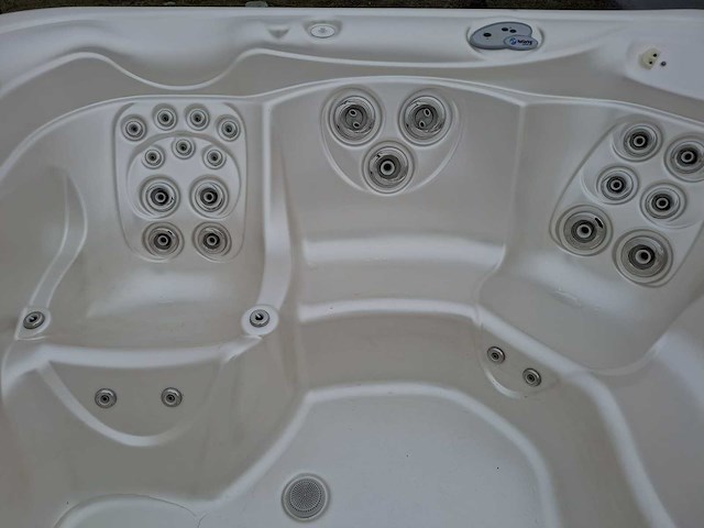 Hotspring 5 persoons jacuzzi en buitenspa - afbeelding 2 van  2