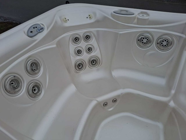 Hotspring 5 persoons jacuzzi en buitenspa - afbeelding 1 van  2