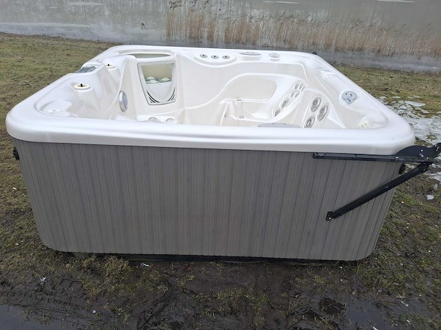 Hotspring 5 persoons jacuzzi en buitenspa - afbeelding 10 van  15