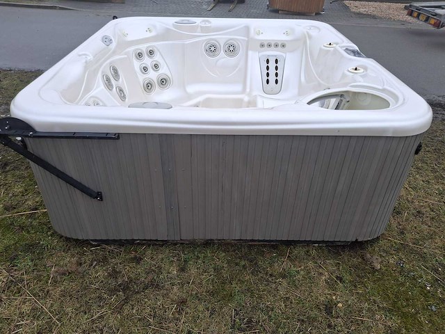 Hotspring 5 persoons jacuzzi en buitenspa - afbeelding 11 van  15