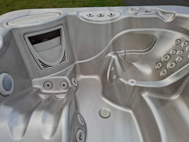Hotspring 5 persoons jacuzzi en buitenspa - afbeelding 26 van  27
