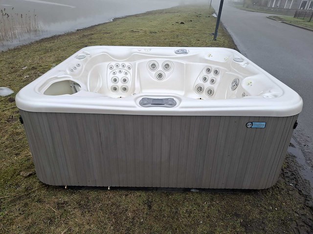 Hotspring 5 persoons jacuzzi en buitenspa - afbeelding 7 van  9