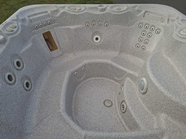 Hotspring 6 persoons jacuzzi en buitenspa - afbeelding 13 van  25