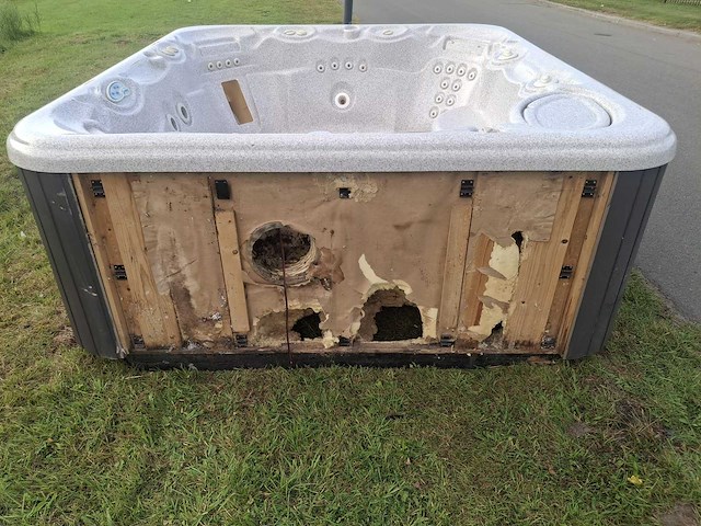 Hotspring 6 persoons jacuzzi en buitenspa - afbeelding 22 van  25