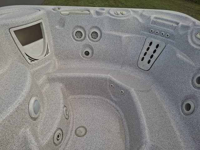 Hotspring 6 persoons jacuzzi en buitenspa - afbeelding 9 van  25