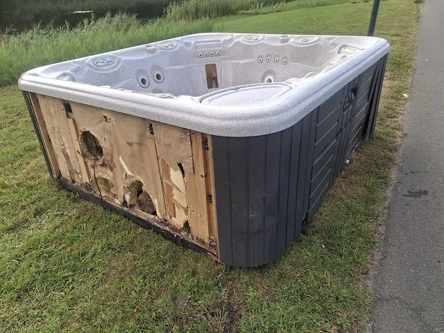 Hotspring 6 persoons jacuzzi en buitenspa - afbeelding 21 van  25