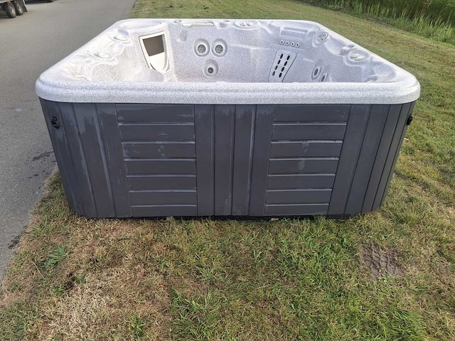 Hotspring 6 persoons jacuzzi en buitenspa - afbeelding 25 van  25