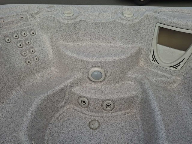 Hotspring 6 persoons jacuzzi en buitenspa - afbeelding 22 van  25