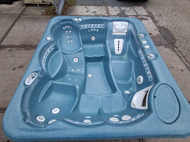 Hotspring 6 persoons jacuzzi en buitenspa - afbeelding 22 van  28