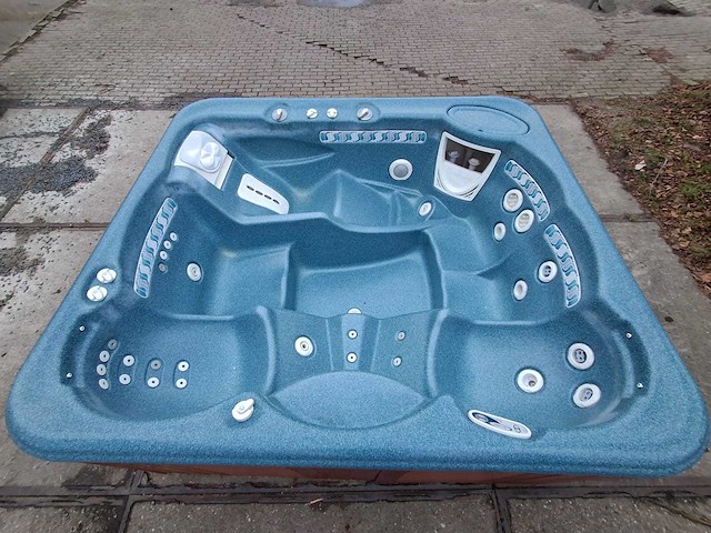 Hotspring 6 persoons jacuzzi en buitenspa - afbeelding 1 van  28