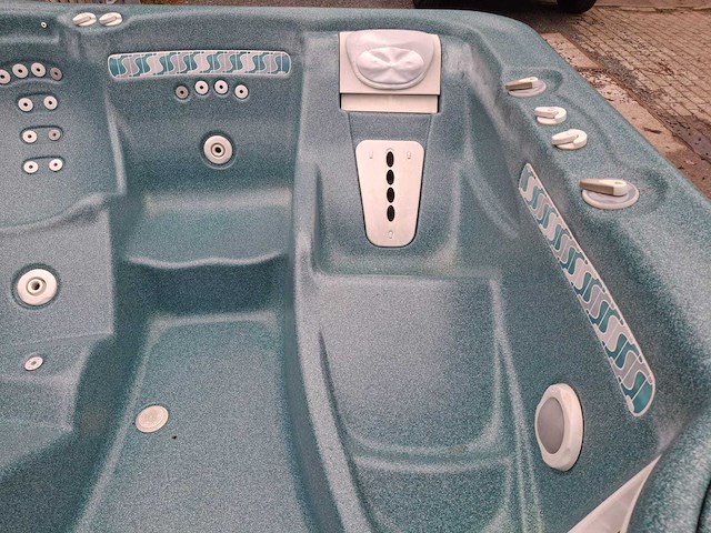 Hotspring 6 persoons jacuzzi en buitenspa - afbeelding 23 van  28