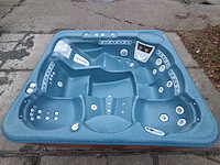 Hotspring 6 persoons jacuzzi en buitenspa