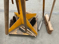 Houder met bezems en scheppen - afbeelding 4 van  7