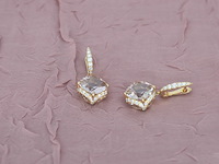 House of pertijs - rosegouden oorbellen met diamant en edelsteen - afbeelding 2 van  9