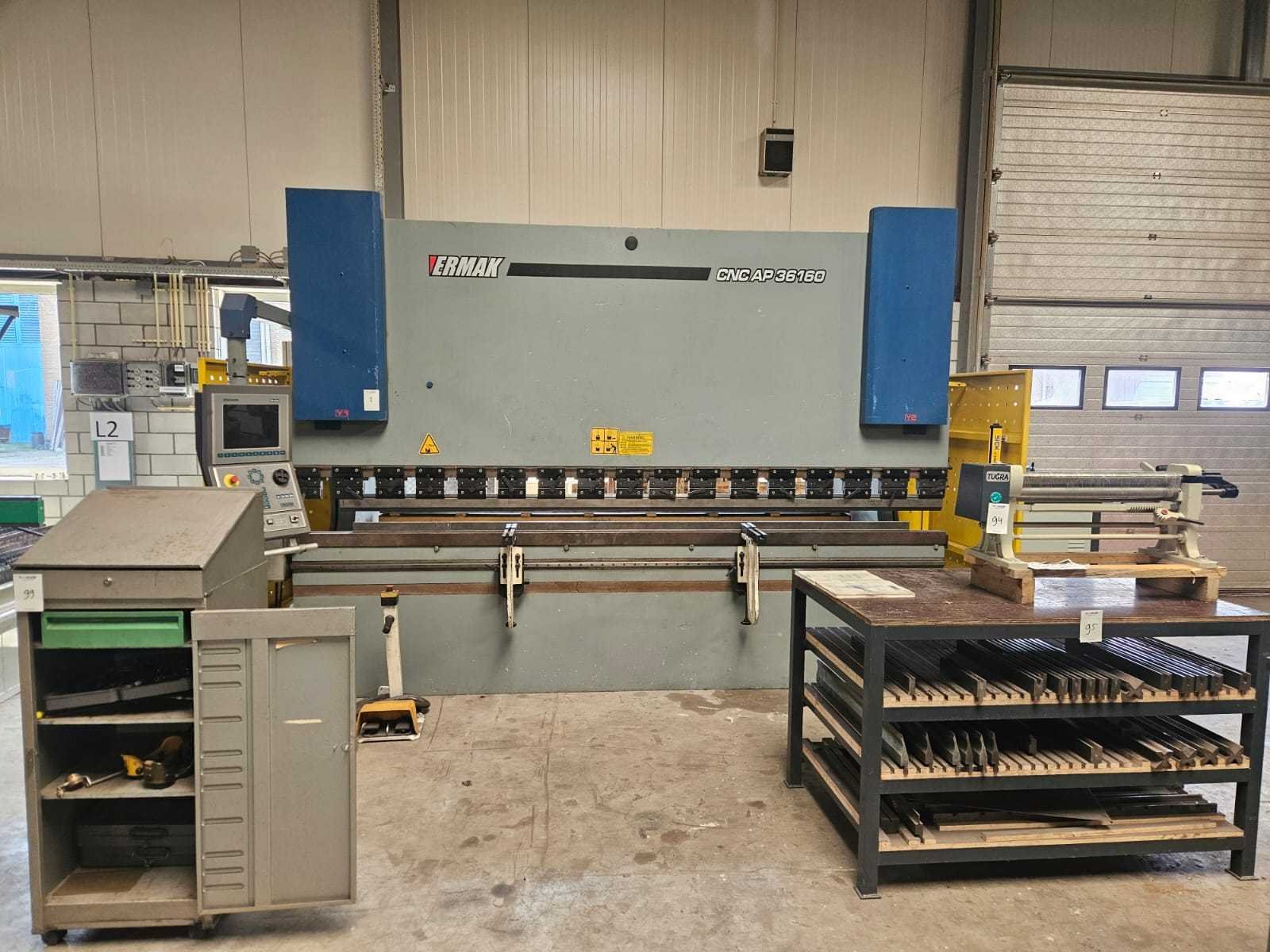 Hout- en metaalbewerkingsmachines afkomstig van diverse scholen en reorganisaties